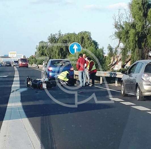 El motorista recibe las primeras atenciones en el lugar del suceso (Foto TA)